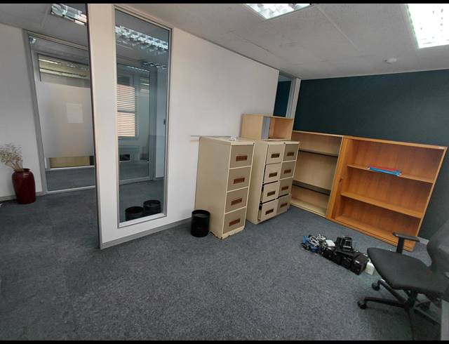 35M² OFFICE TO LET IN EPSOM DOWNS